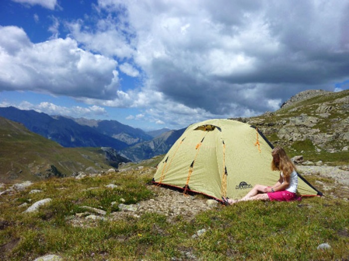 Лучший самонадувающийся туристический коврик Alexika для семейного отдыха Alexika Alpine Double