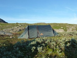 Трехместная туристическая палатка-полубочка с большим тамбуром. Alexika Tunnel 3