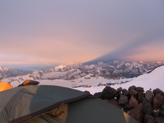 Универсальная трехместная туристическая палатка с большим тамбуром и ветрозащитной юбкой. Alexika Tower 3 Plus 