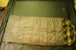 Кемпинговый спальный мешок большого размера. Alexika Siberia Wide Plus